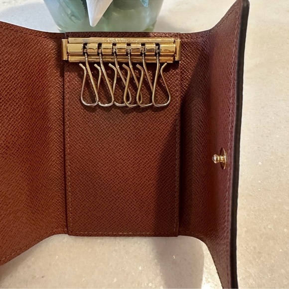 Louis Vuitton 6 Key Holder - Picture 5 of 7